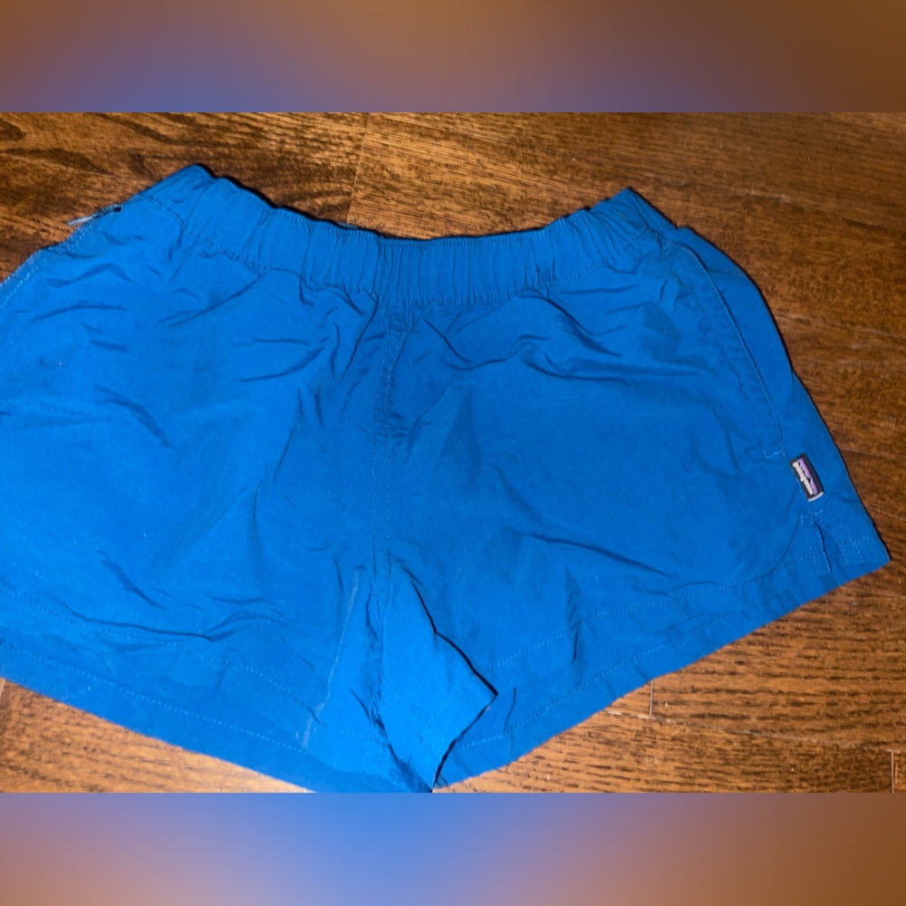 Size small never worn Patagonia. Blue shorts great condition.